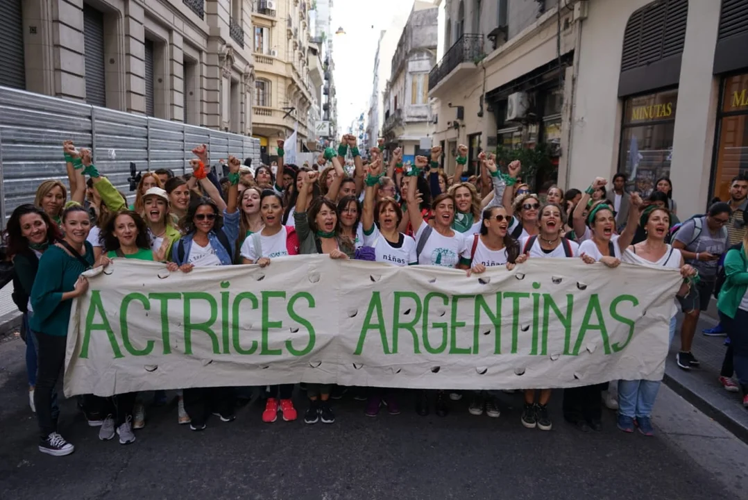 Actrices Argentinas se moviliza al consulado de Brasil por el caso Darthés