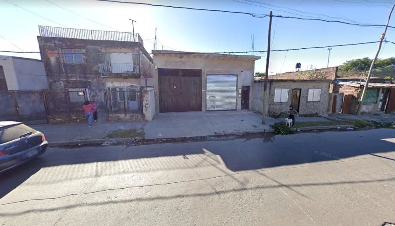 Balearon un local de venta de autos usados en Empalme Graneros