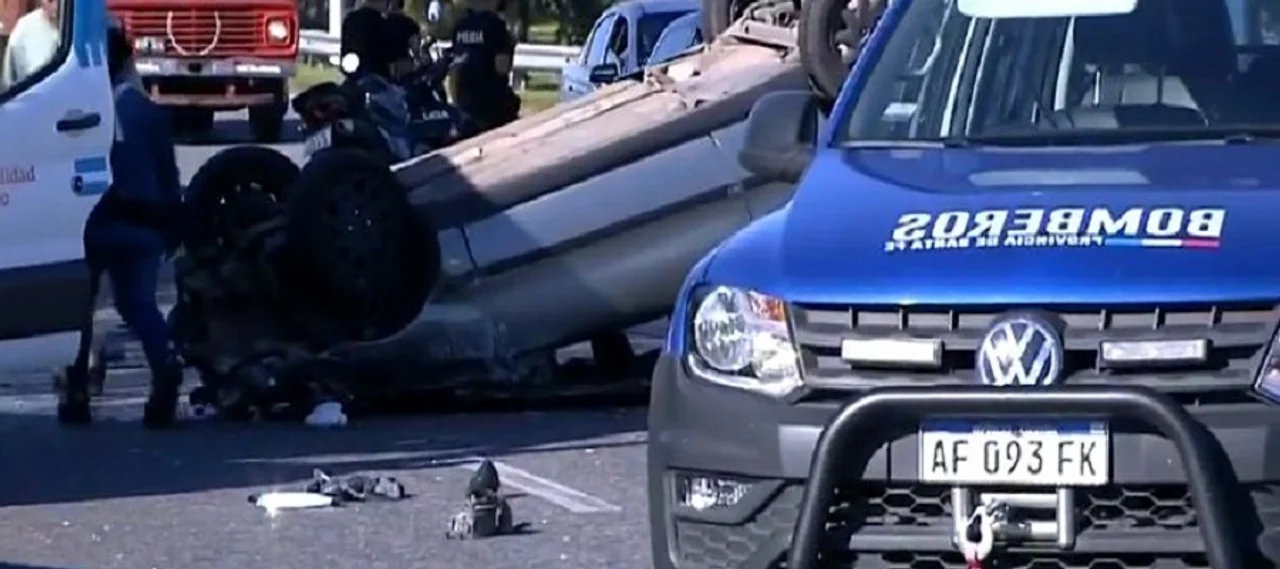 Una mujer volcó con su auto en Circunvalación tras hacer una maniobra fallida