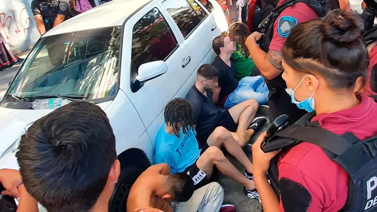 Violación grupal en Palermo: seis detenidos por abusar de una joven en un auto