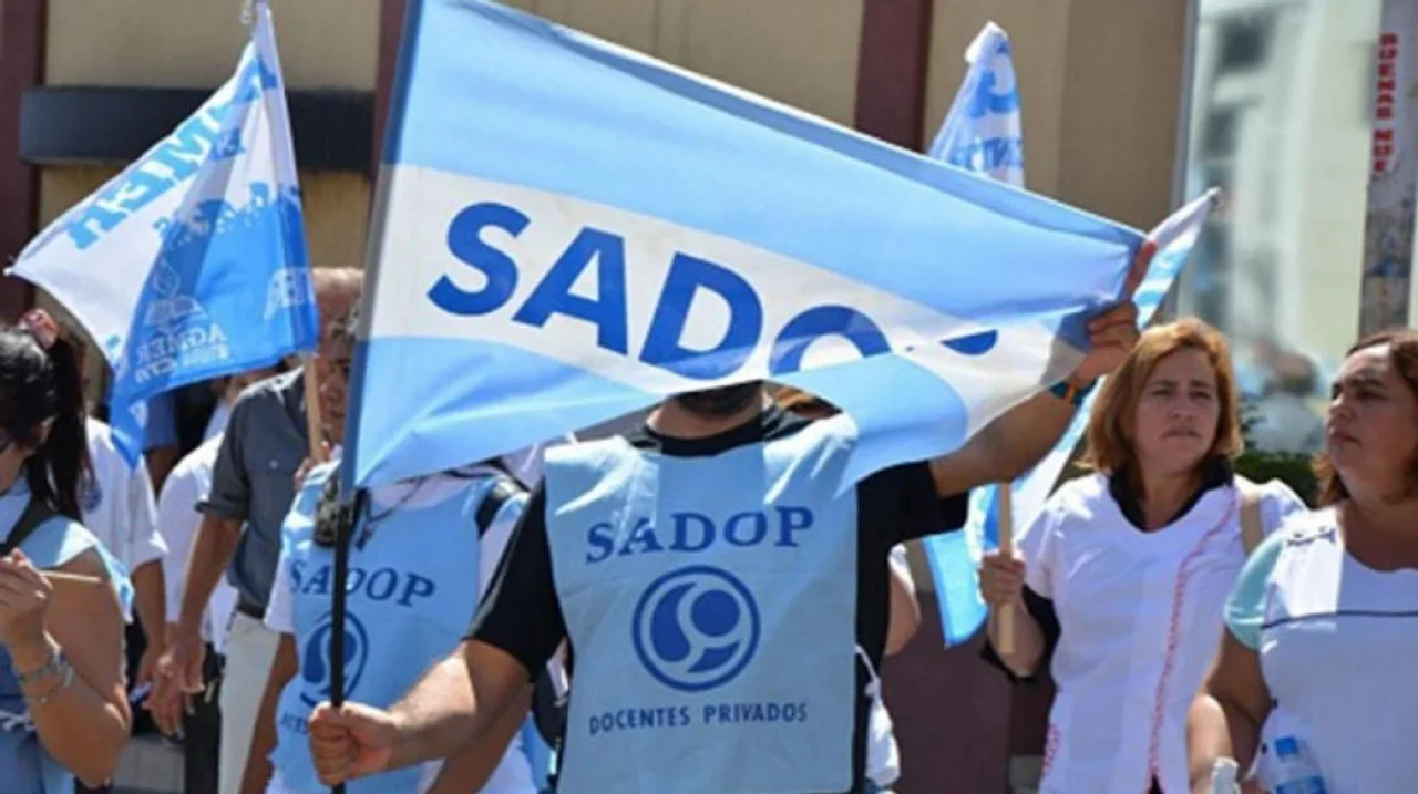 Docentes privados se movilizan en rechazo a la propuesta salarial de la provincia