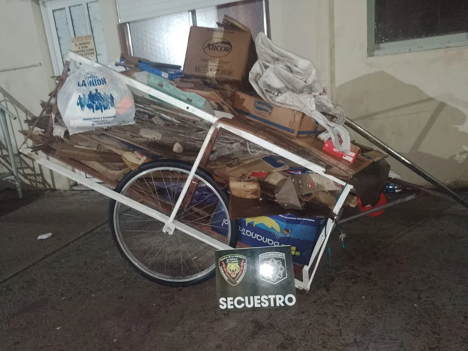 Aprehendieron a dos personas por el hurto de rejillas de desagüe