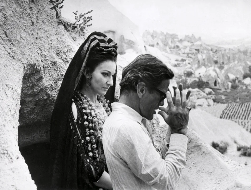El director de cine italiano Pier Paolo Pasolini, fotografiado junto a la soprano María Callas, en julio de 1969 en Nevshir, Turquía, durante el rodaje de la película Medea de Pasolini. (Imagen: AFP)