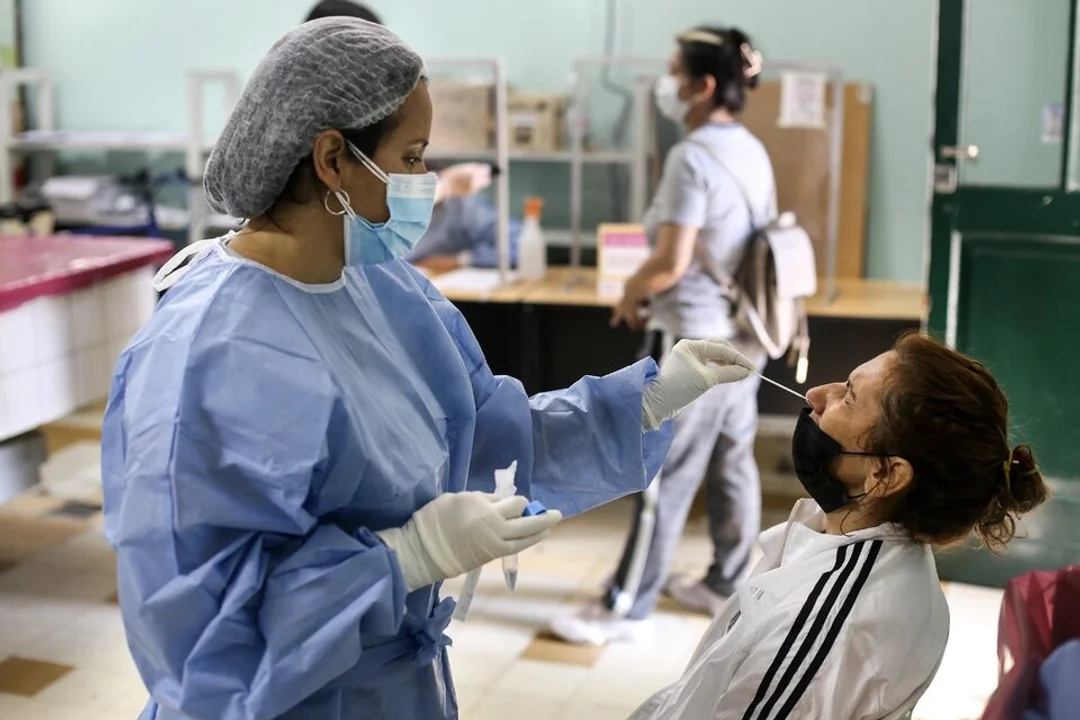 Reportaron la menor cifra diaria de infectados por coronavirus en casi tres meses