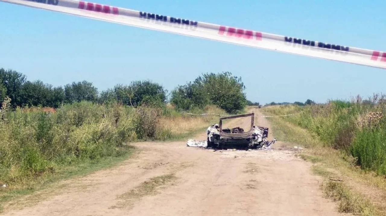 El Audi TT de las víctimas fue incendiado después de la balacera del 29 de enero de 2022 sobre la Ruta Provincial 34-S. Foto: Télam