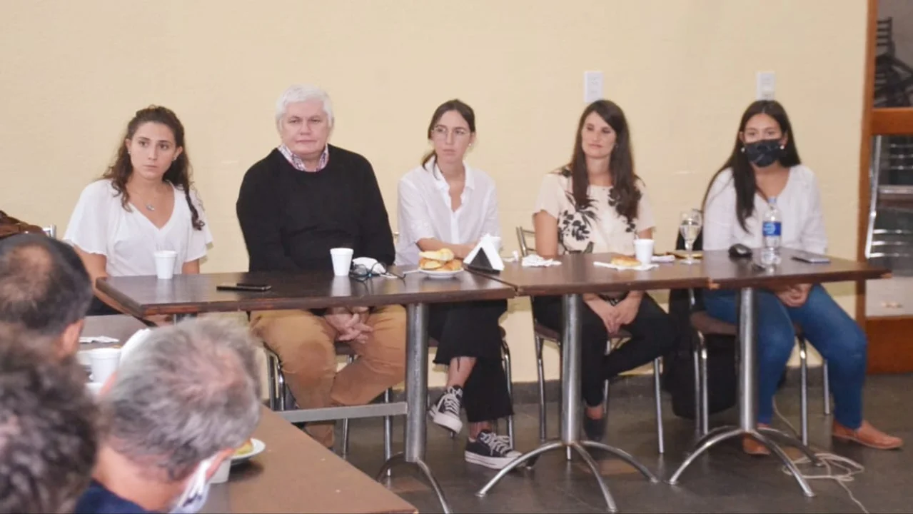 El ingeniero Ricardo Bertolino junto a la jefa comunal, Melina Giorgi.