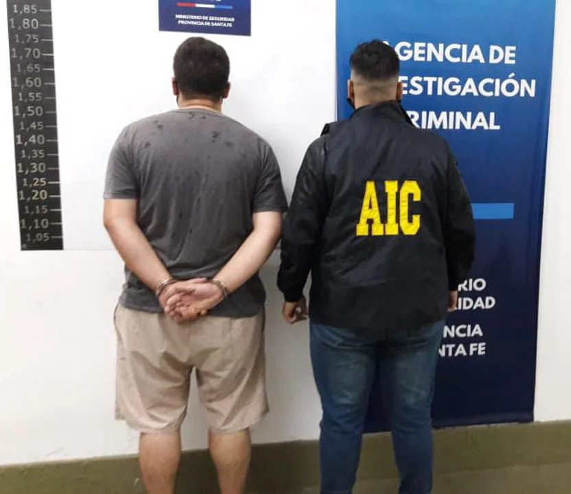Detuvieron a un taxista que hacía de chofer de un grupo de delincuentes