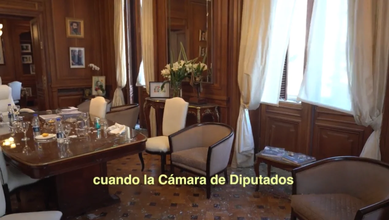 Cristina mostró en un video cómo quedó su despacho tras los piedrazos