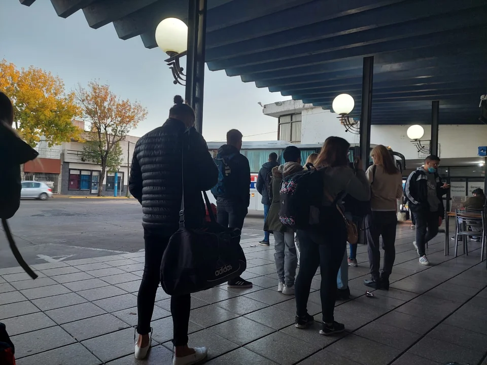 Pasajeros parados y servicios que no cumplen con los horarios