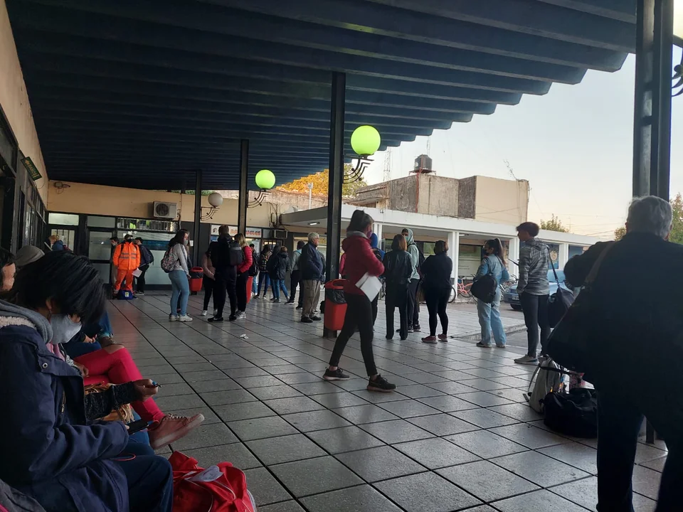 Pasajeros parados y servicios que no cumplen con los horarios