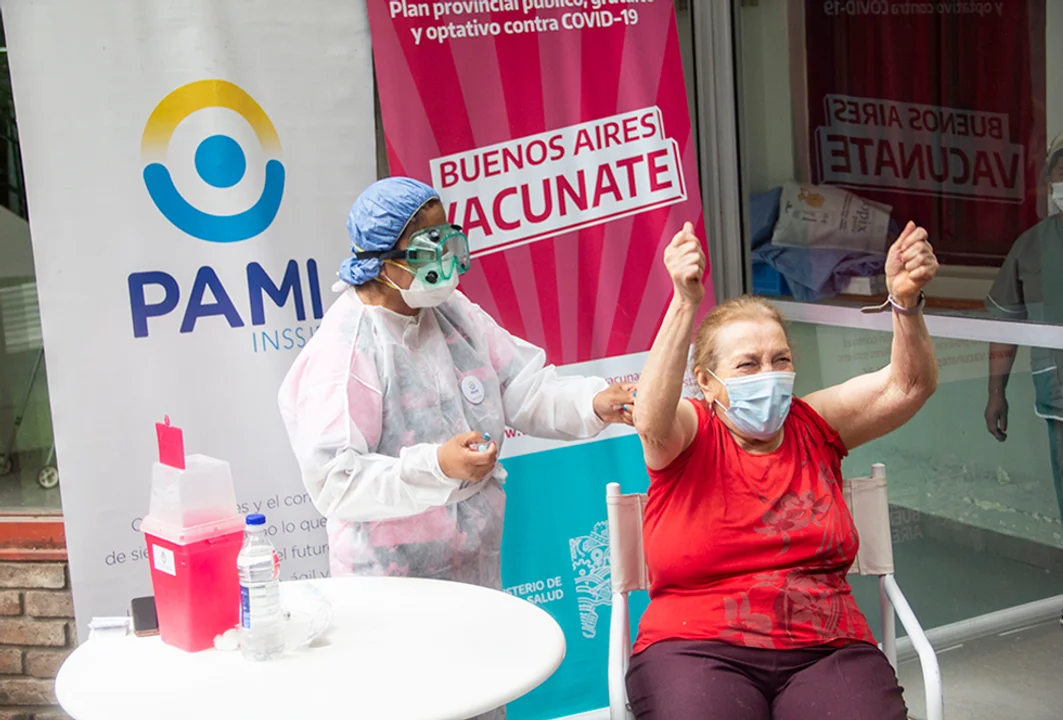 Arranca la vacunación para afiliados y afiliadas de PAMI