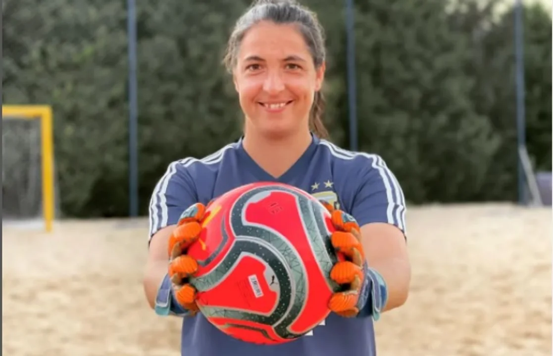 La arquera molinense que ataja para la Selección de Fútbol Playa