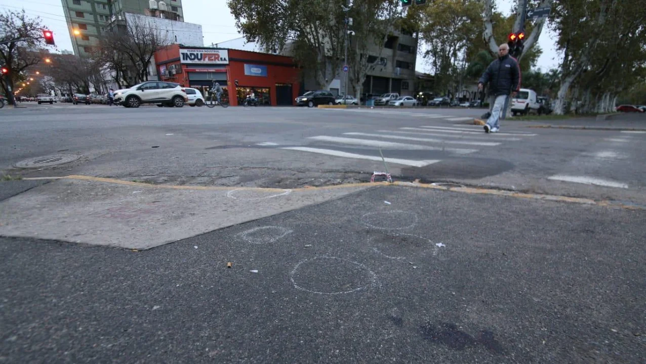 Unas 15 vainas de balas policiales fueron recogidas en esa esquina del parque Irigoyen.