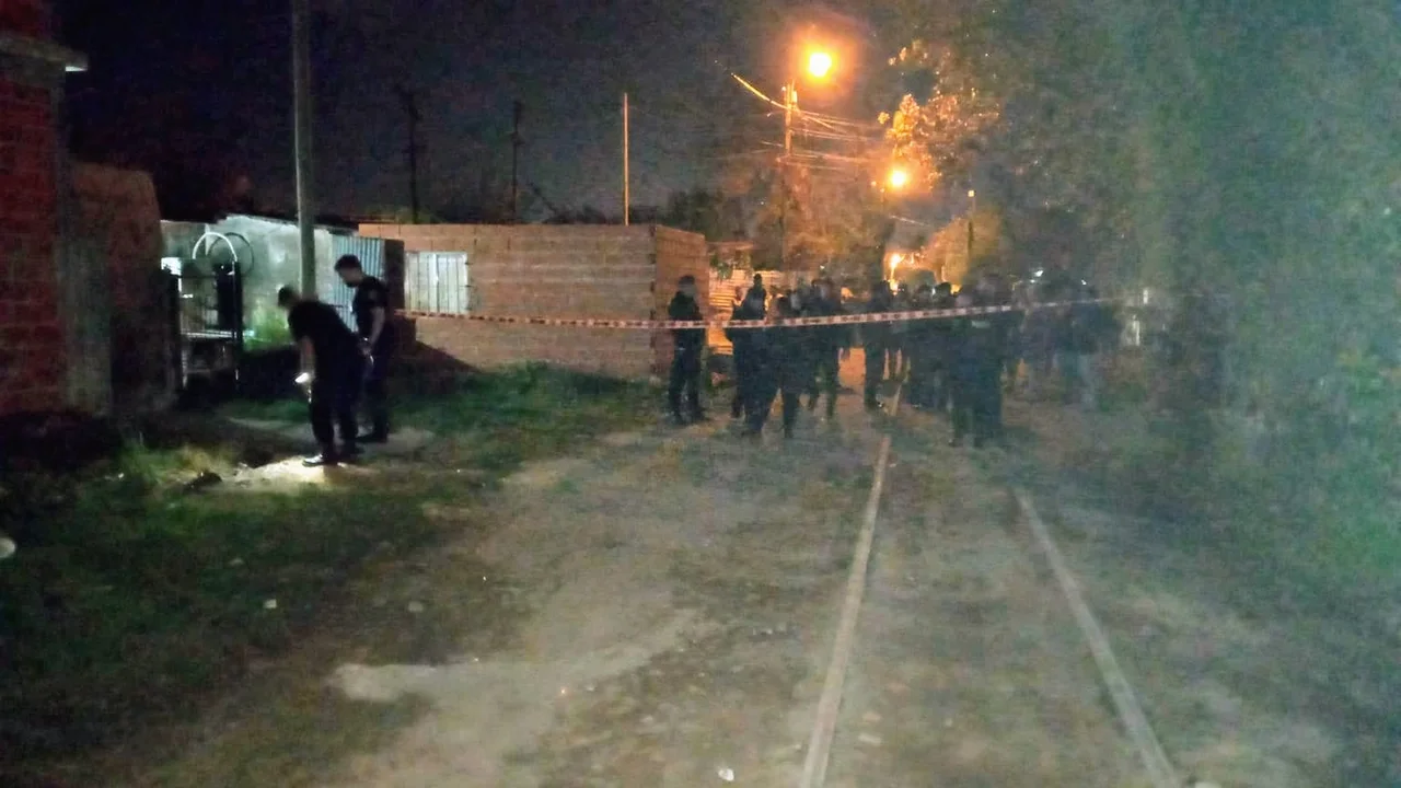 Policías en la escena del crimen de Rueda y las vías del Belgrano. (RosarioPlus)