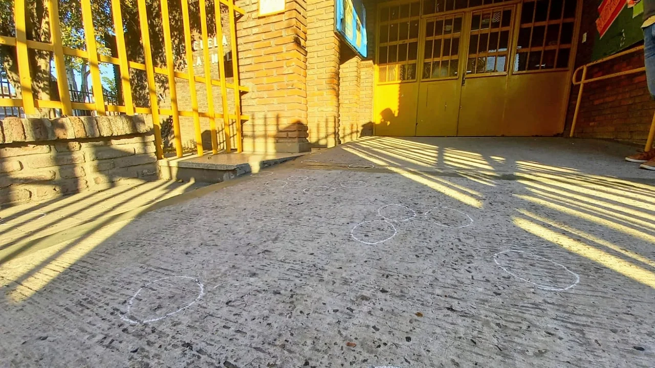 Extraña intimidación a una escuela: 40 vainas en el piso y un cartel a los docentes