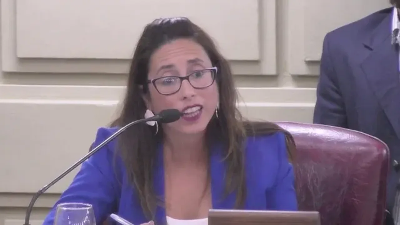 La diputada Paola Bravo integra, junto a Matilde Bruera, el bloque Lealtad Kirchnerista en la Cámara de Diputados de la provincia.