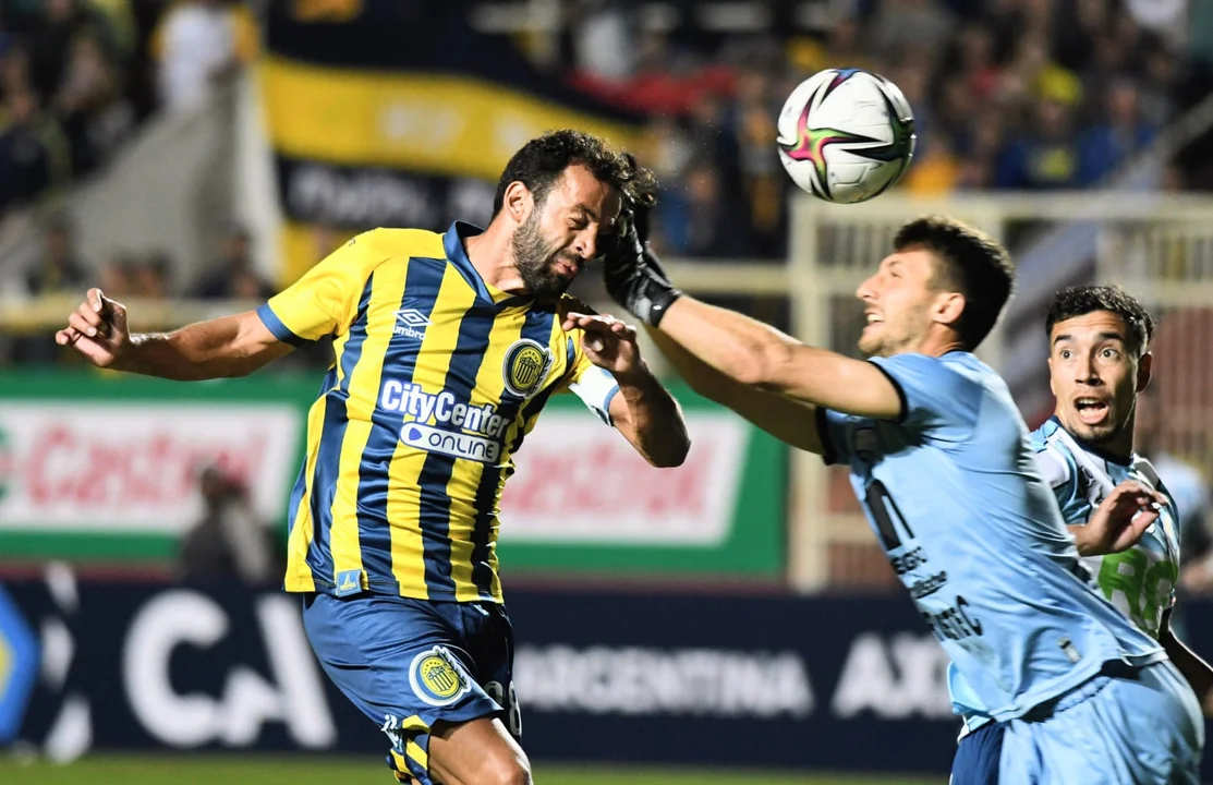 Penalazo sobre Lucas Gamba, que anticipa a Nicolas Maza y cae derribado.
