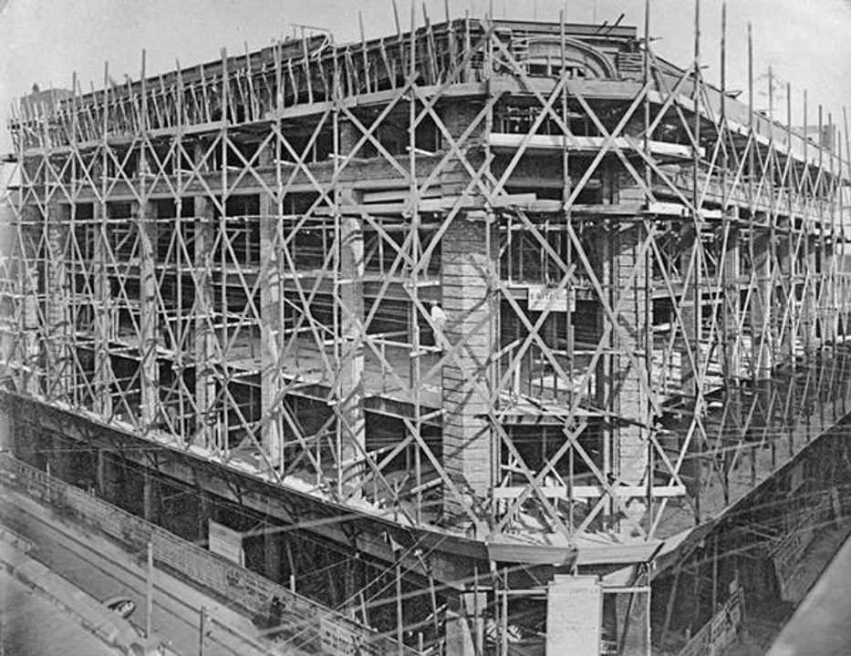 La construcción del edificio: 8500 m2 cubiertos.