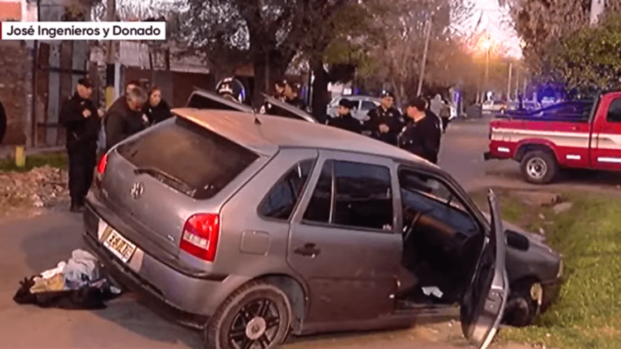 El auto se cayó a una zanja. (Foto: Rosario 3)