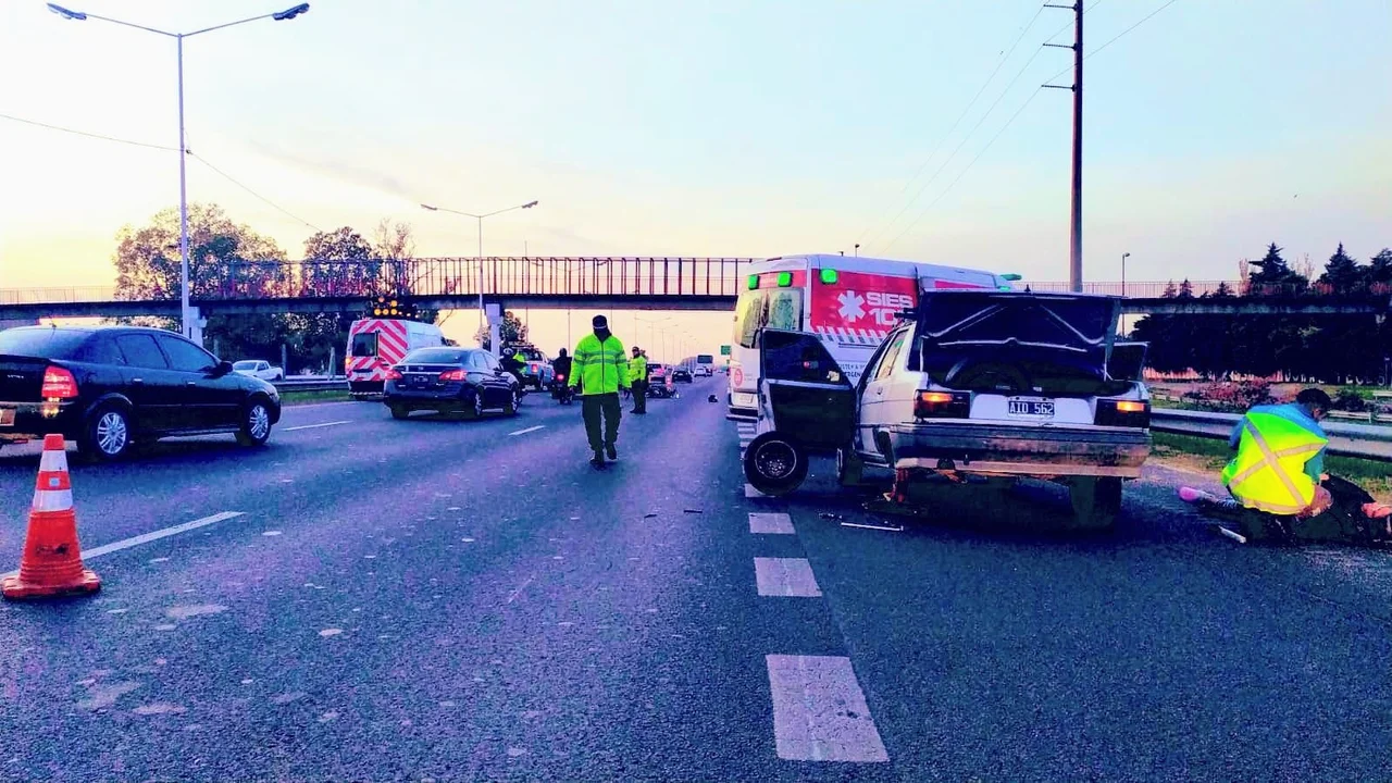 Un motociclista murió al chocar un auto detenido en la Circunvalación