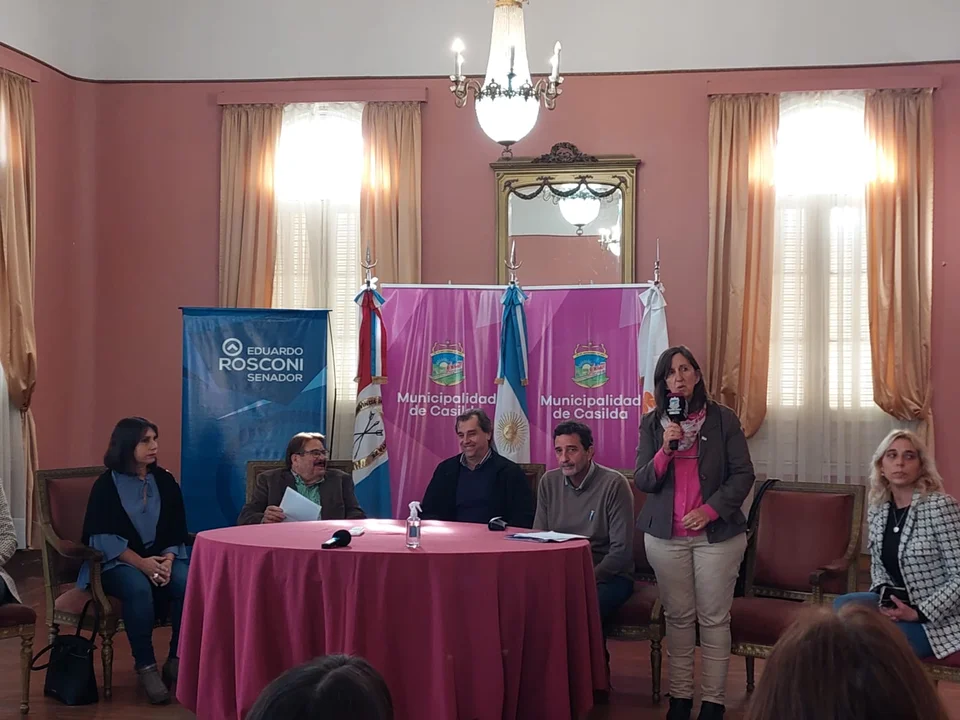 Entrega fondos para fortalecer las áreas de Niñez del Departamento Caseros