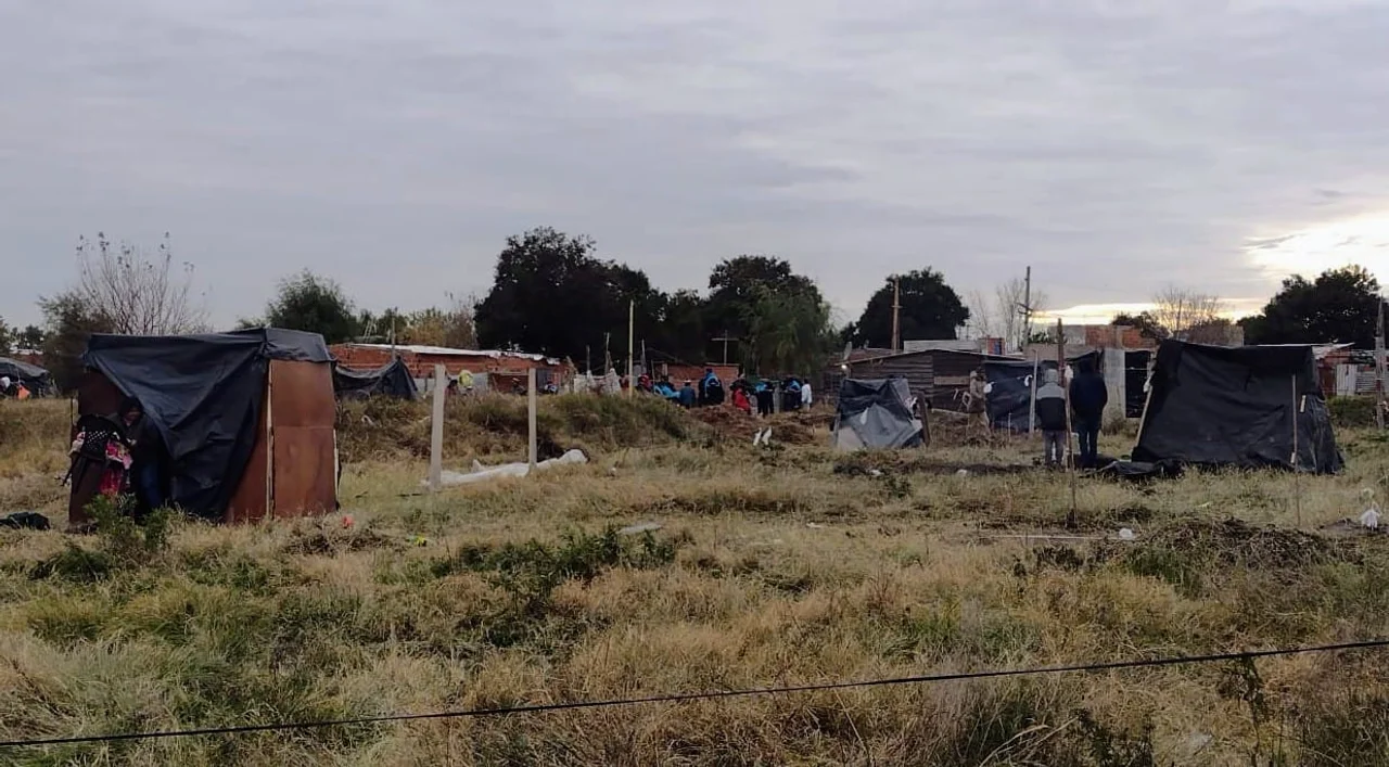 La Policía desaloja por orden fiscal la toma popular del terreno en barrio Toba