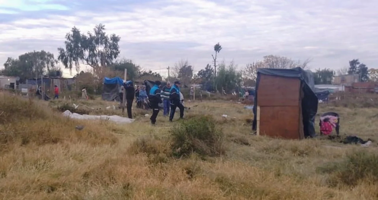 La Policía desaloja por orden fiscal la toma popular del terreno en barrio Toba