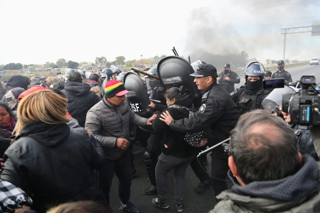 Choques y tensión entre manifestantes desalojados en la toma de tierra y la policía