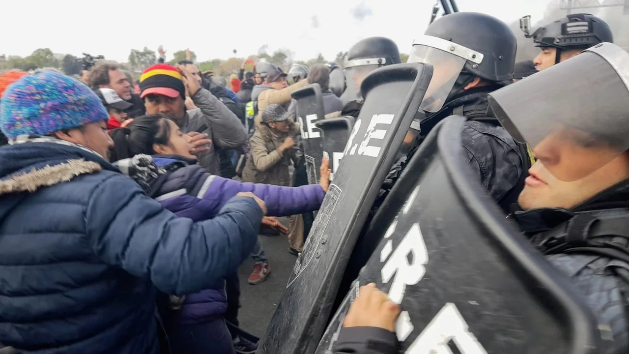Choques y tensión entre manifestantes desalojados en la toma de tierra y la policía