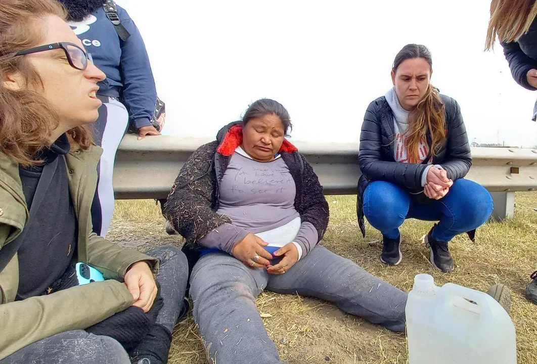 Choques y tensión entre manifestantes desalojados en la toma de tierra y la policía