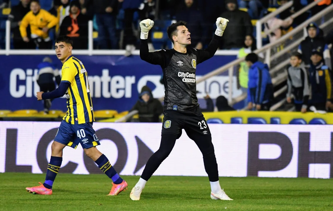 Servio, de penal, le dio la primera victoria del torneo a Central