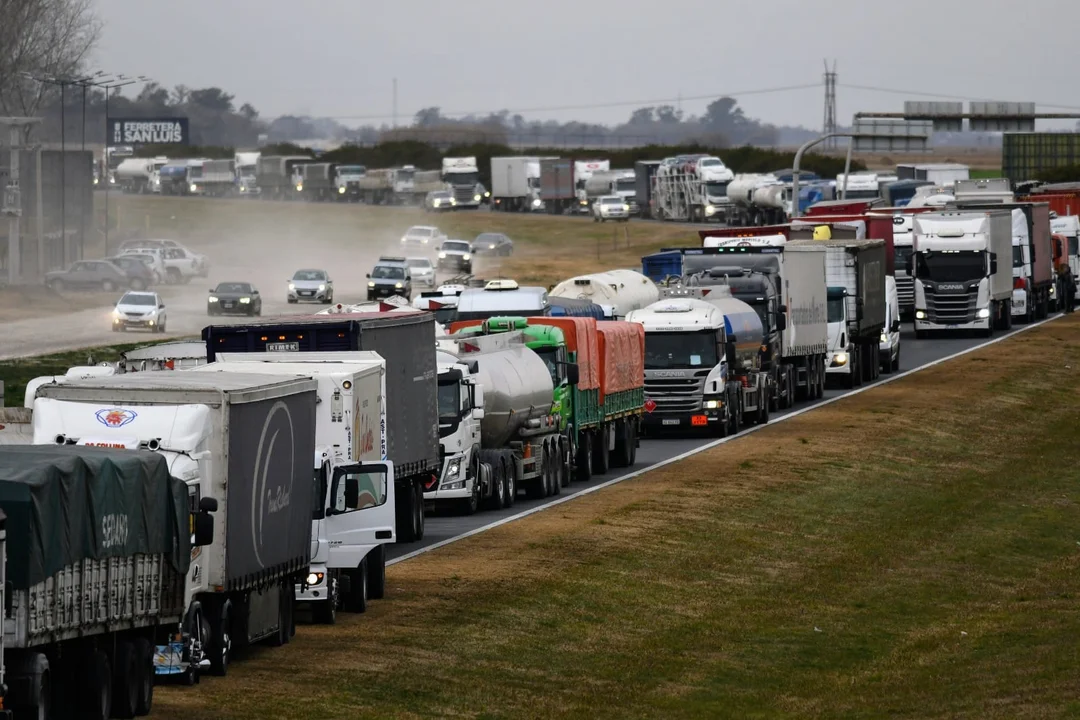 Fuego, colapso y reclamos en la autopista a Buenos Aires