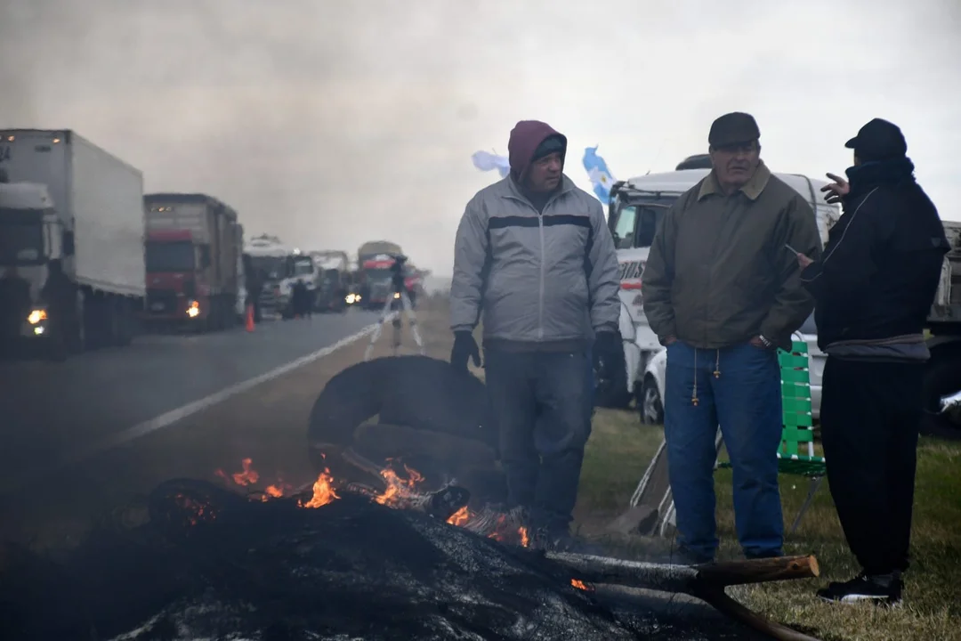 Cubiertas encendidas y camiones cortando el tránsito, la forma de reclamar de los transportistas (Rosarioplus)