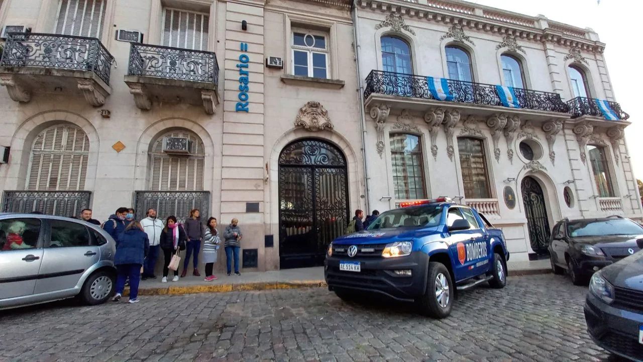 La sede municipal en cuyo 3º piso se incendió adrede una oficina.