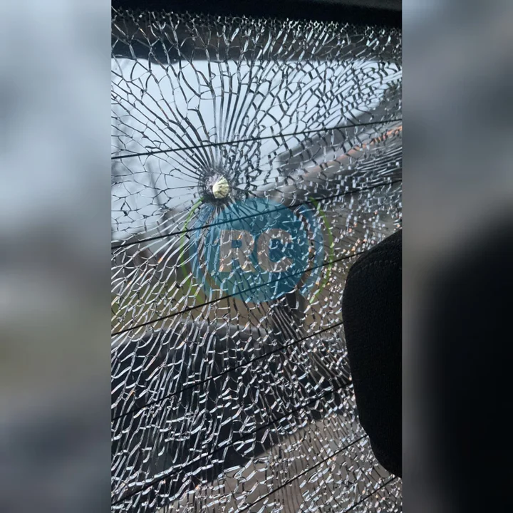 Balearon un vehiculo a la salida de la cancha