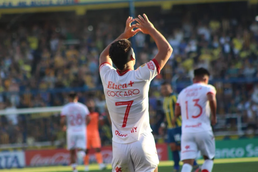 Tévez apunta a un polémico delantero de Huracán