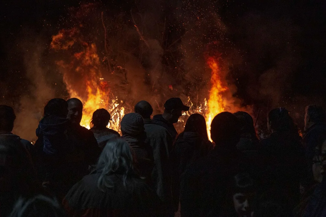 El fuego renueva año tras año un ritual clásico del sudeste rosarino. (RosarioPlus)