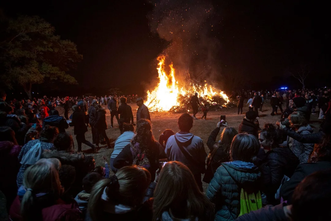 El fuego renueva año tras año un ritual clásico del sudeste rosarino. (RosarioPlus)