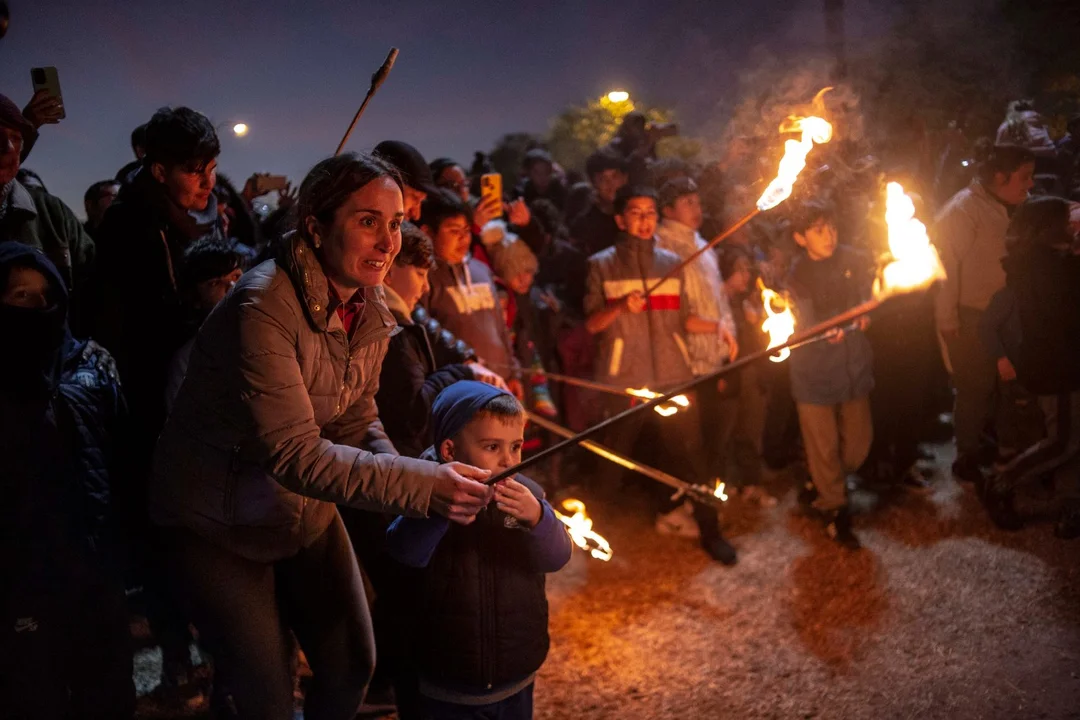 El fuego renueva año tras año un ritual clásico del sudeste rosarino. (RosarioPlus)