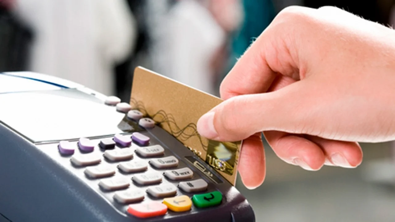 AFIP aumenta el reintegro para compras con tarjeta de débito de sectores vulnerados