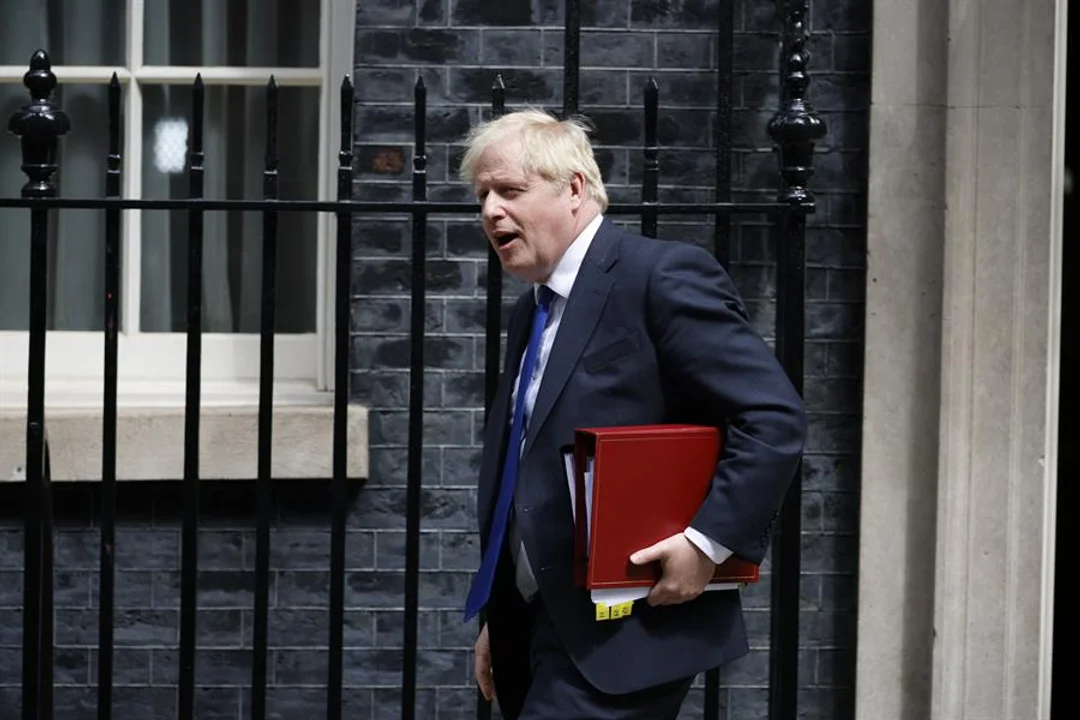 Boris Johnson aceptó renunciar pero se queda unos meses  