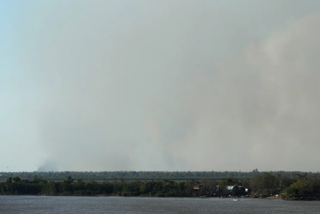 Fuego en las islas, humo en la ciudad. (RosarioPlus)