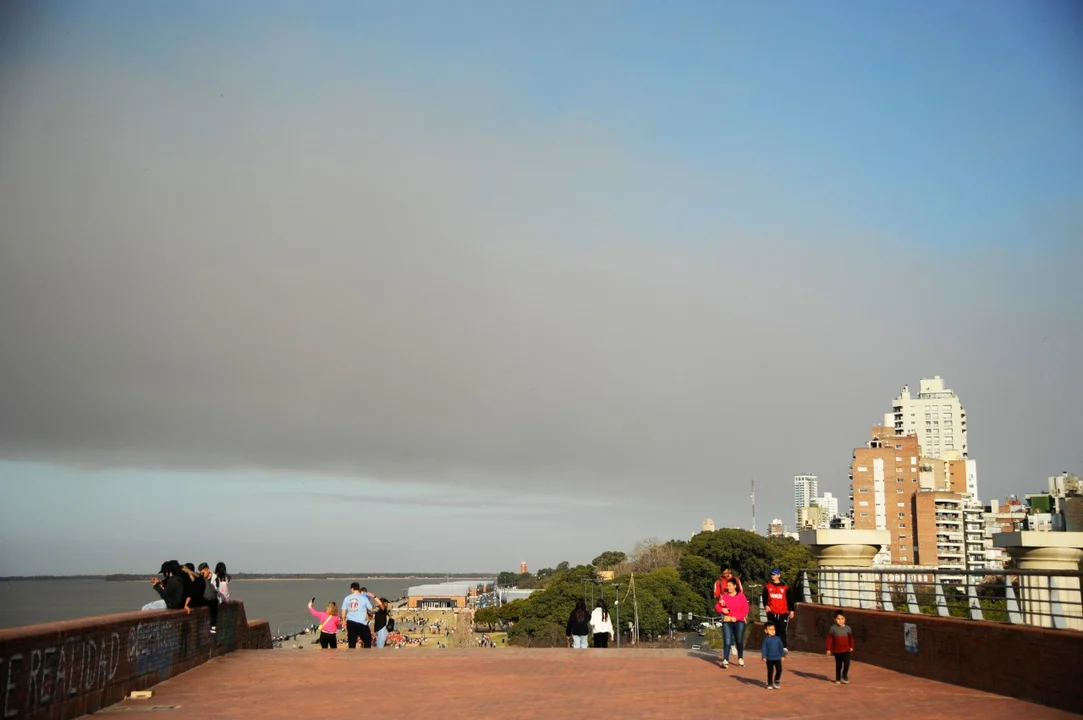 Fuego en las islas, humo en la ciudad. (RosarioPlus)