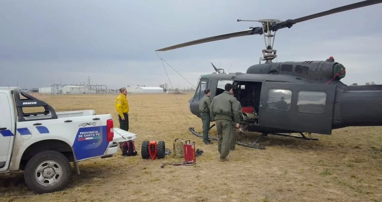 Brigadistas se aprestan a incursionar en la isla para sofocar el fuego. (RosarioPlus)