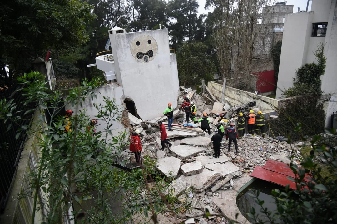 Demuelen lo que quedó de la casa para llegar hasta el hombre bajo escombros