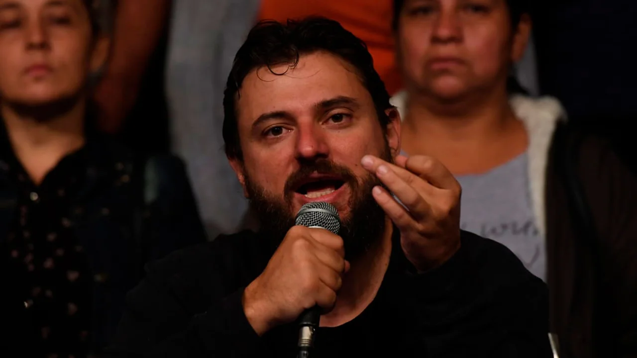 Con tema de Calamaro y abrazo con Cristina, Grabois lanzó su precandidatura a presidente