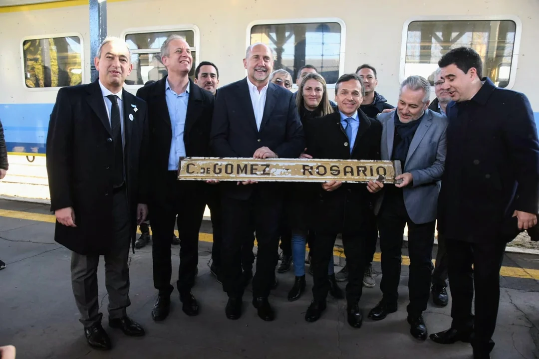 Ya llegó el primer tren a Cañada: Alberto y Massa subieron en Correa