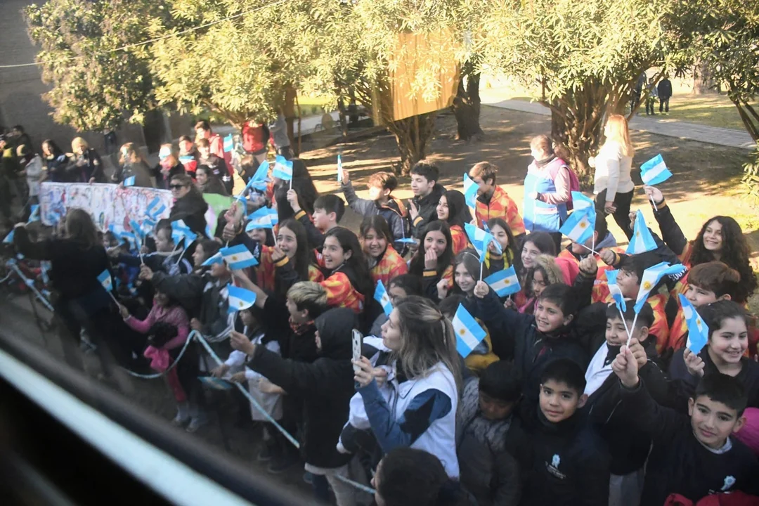 Ya llegó el primer tren a Cañada: Alberto y Massa subieron en Correa