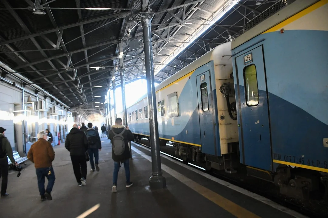 Ya llegó el primer tren a Cañada: Alberto y Massa subieron en Correa