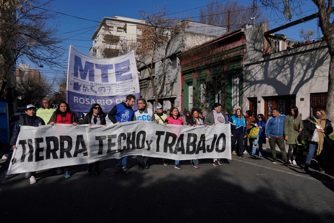 Organizaciones sociales marcharon hasta el Monumento por tierra, techo y trabajo